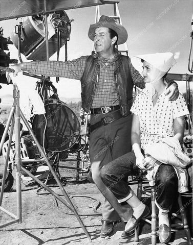 Robert Taylor Urula Theiss behind the scenes MGM film Saddle the Wind 7704-18