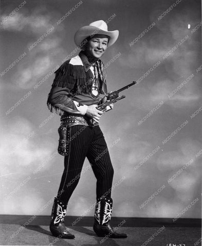 Roy Rogers posing with guns 7763a-03