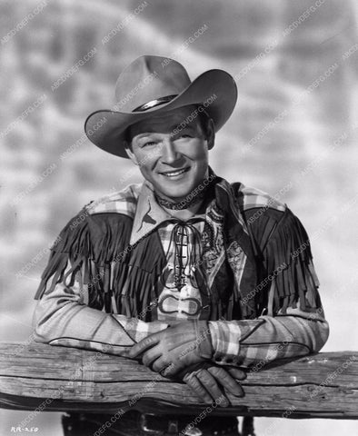 Roy Rogers posing 7763a-26