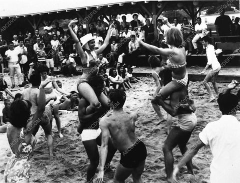 teens dancing on the beach film The Horror of Party Beach 7975-21