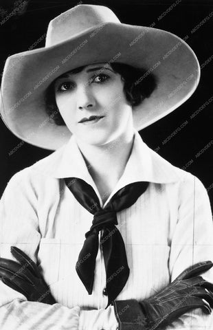 Margaret Morris western portrait 8115-10