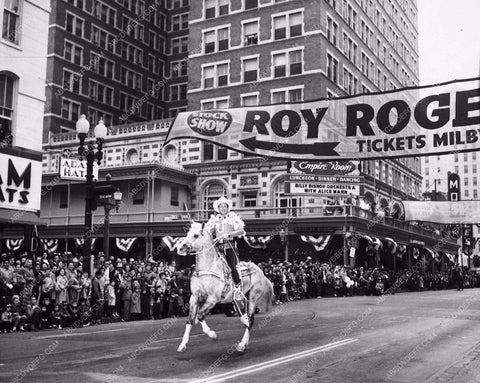 Roy Rogers and Trigger promoting show for the city 8174-18