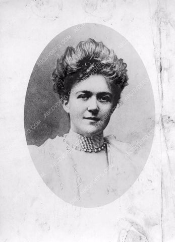 Mrs. William K. Vanderbilt 81bx01-002