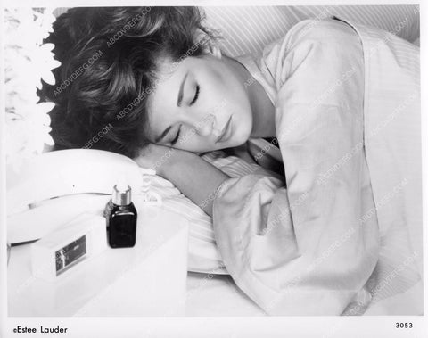 Estee Lauder model with latest products 81bx01-022