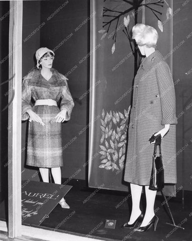 mannequins display 1959 latest fashions Department Store display 81bx01-025