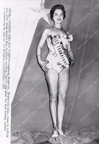 1955 Miss Frankfurt Ingeborg Friedrich enters Miss Germany contest 81bx01-091