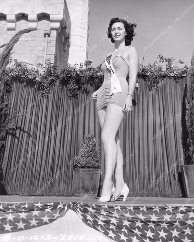 unknown Columbia starlett modeling her swimsuit 81bx01-099