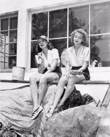Jinx Falkenburg Evelyn Keyes paint the house 81bx01-153