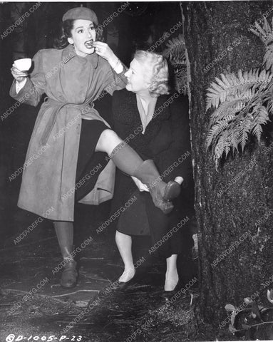 Jinx Falkenburg and Columbia Studios costume manager Daisy 81bx01-164
