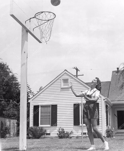 Jinx Falkenburg shooting hoops behind the scenes Columbia Studios 81bx01-167