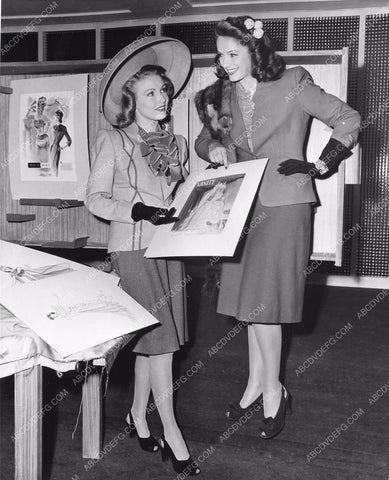 Jinx Falkenburg model Susann Shaw look at fashion sketches 81bx01-181