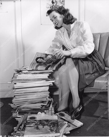 model Dusty Anderson donates her magazines for paper drive WW II 81bx01-191