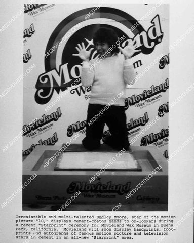 Dudley Moore puts hands feet in cement for Movieland Wax Museum 8201-28