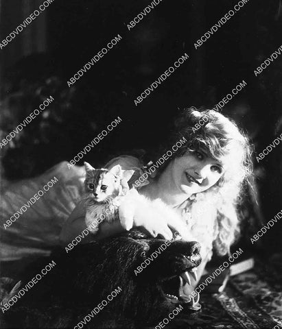 Mary Miles Minter w her cat 8205-4