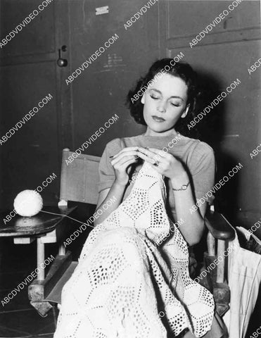 Maureen O'Sullivan does knitting to pass the time 8245-31