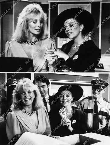 Linda Evans Joan Collins examine the jewelry TV Dynasty 8484-31