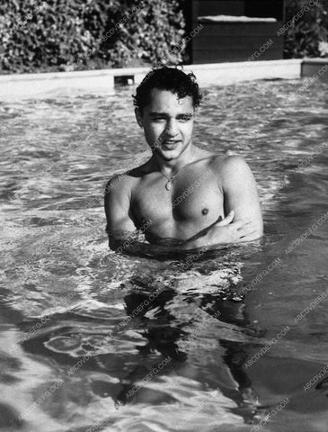 Sal Mineo in swimming pool 8610-03