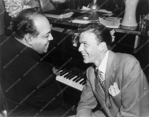 rare candid Frank Sinatra Nero Morales at the paino 8658-12
