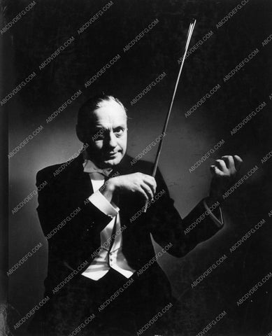 Jack Benny not playing his violin 8662-14