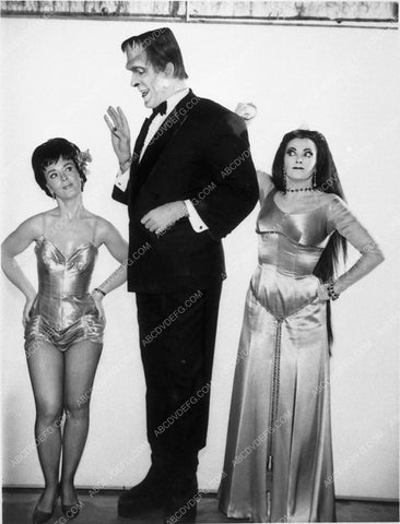 Fred Gwynne Yvonne De Carlo and babe TV The Munsters 8662-18