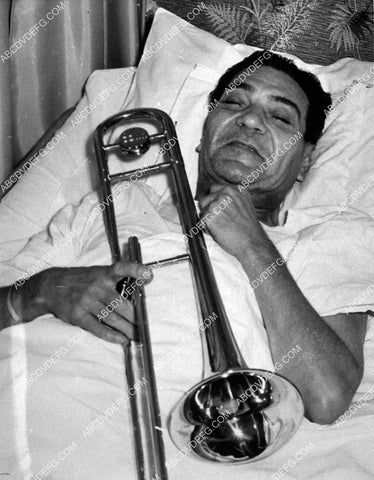 news photo music Jack Teagarden in hospital bed with his trombone 8668-32