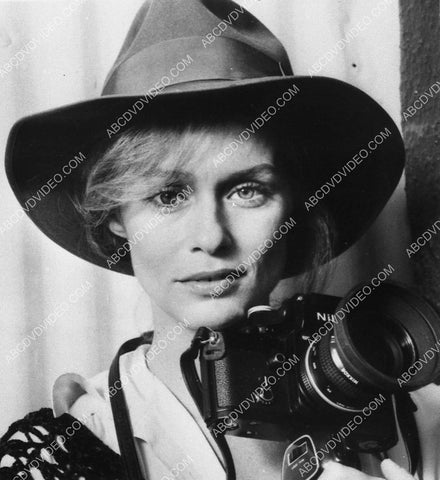 Lauren Hutton w camera portrait 8730-36