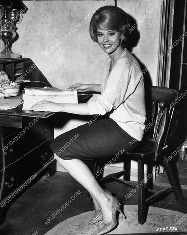Jane Fonda going over the script 8832-24