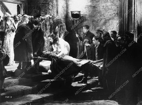 Colin Clive and cast film The Bride of Frankenstein 8856-05