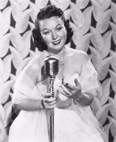 Ginny Simms singing at the microphone 8969-02