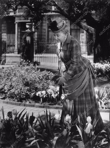 old lady in the garden film Gaslight 8969-12