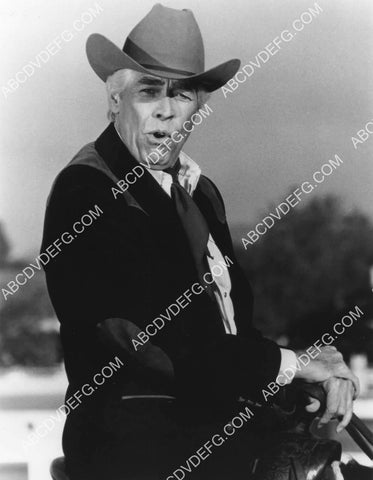 James Coburn hosts TV The Wildest West Show of the Stars 8B11-017