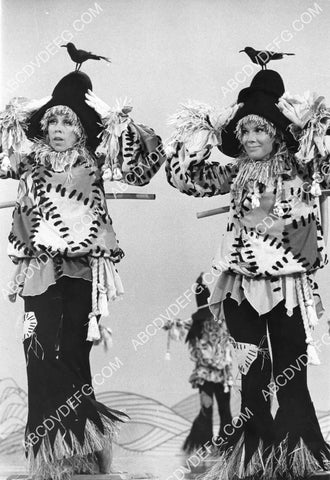 Vicki Lawrence Carol Burnett as scarecrows TV The Carol Burnett Show 8B11-627