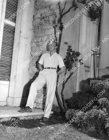 Gene Raymond in the backyard 8B11-765
