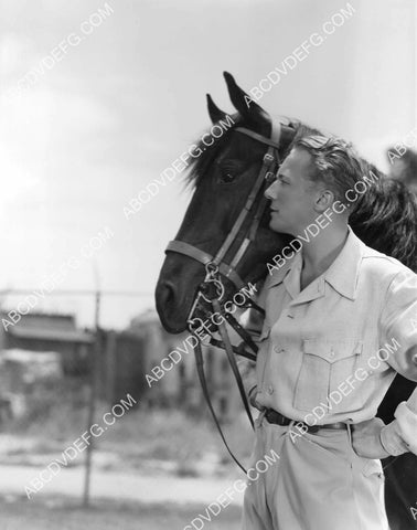 Gene Raymond w his horse 8B11-772