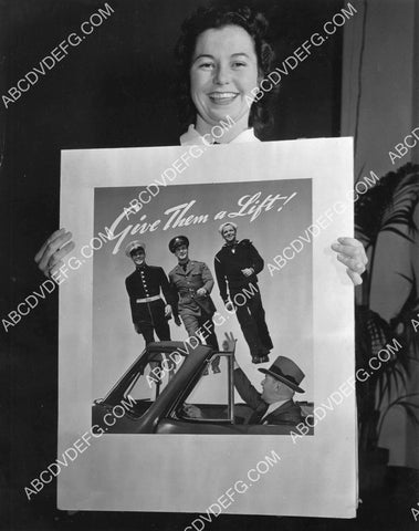 WWII Red Cross war effort give servicemen a lift home 8B11-816