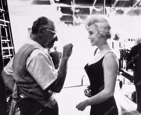 Marilyn Monroe receives direction behind the scenes 8b03-006