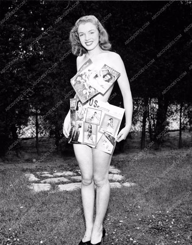 early Marilyn Monroe pinup cheesecake pose with magazines 8b03-016