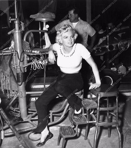 Marilyn Monroe behind the scenes with the movie equipment 8b03-017