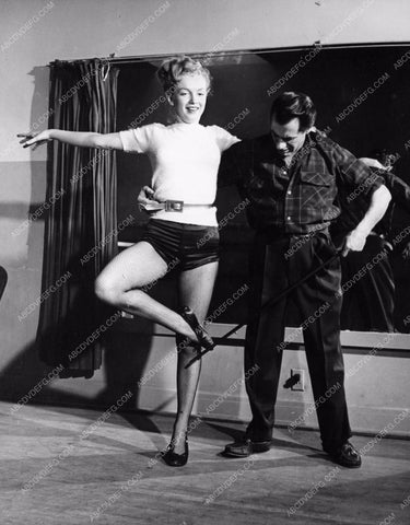 Marilyn Monroe practicing in the dance studio 8b03-019