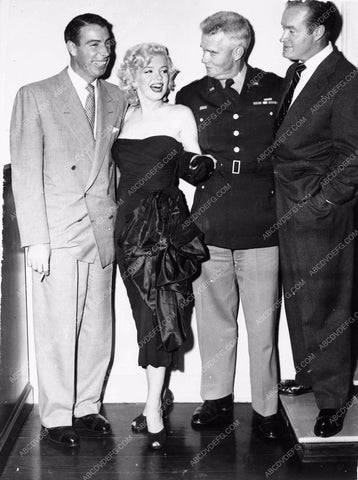 Joe DiMaggio Marilyn Monroe Bob Hope and military guy 8b03-023