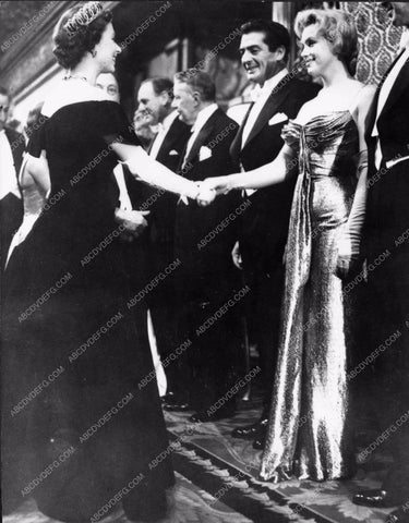 Marilyn Monroe meets Queen Elizabeth 8b03-029