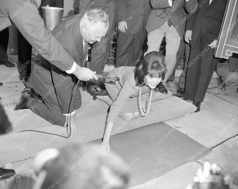 Natalie Wood puts hands in cement Grauman's Chinese Theatre 8b03-056