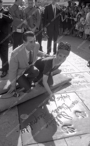 Debbie Reynolds puts hands feet in cement Chinese Theatre 8b03-069