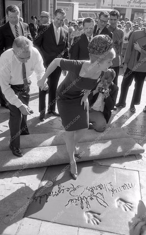 Debbie Reynolds puts hands feet in cement Chinese Theatre 8b03-072