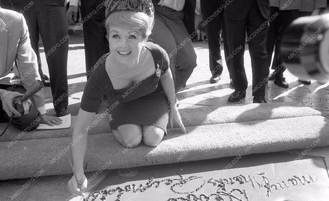 Debbie Reynolds puts hands feet in cement Chinese Theatre 8b03-082