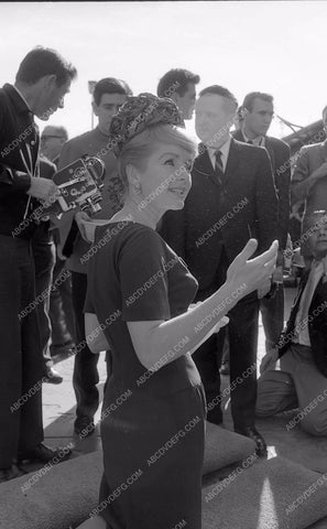 Debbie Reynolds puts hands feet in cement Chinese Theatre 8b03-089