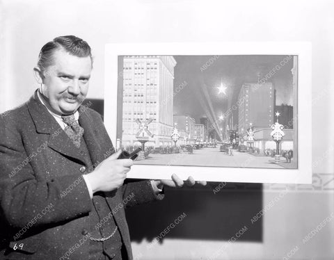Jean Hersholt shows proposal for Hollywood development 8b03-188