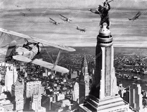 original King Kong fends airplanes over New York Skyline 8b03-422