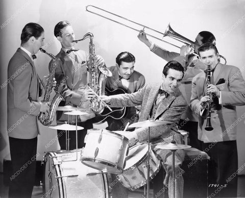 Gene Krupa and the band jammin away 8b03-439