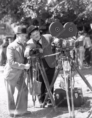 Stan Laurel Oliver Hardy and cool old school movie camera 8b03-478
